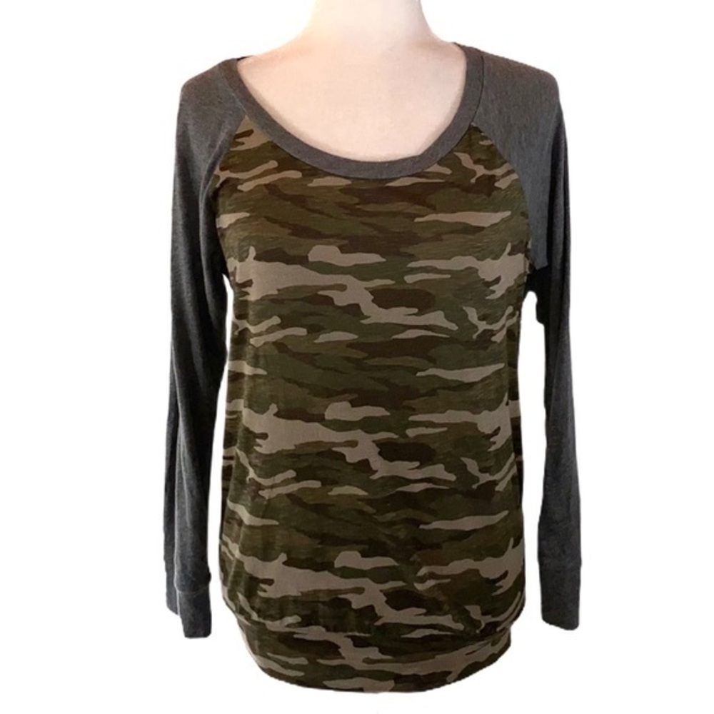 ⏰Calson sz XS green camo shirt w gray long sleeves